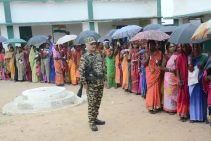 धनबाद लोकसभा की चंदनकियारी विधानसभा के मतदान केंद्रों पर अव्यवस्था, वोटर परेशान