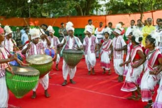 विश्व आदिवासी दिवस पर झारखंड में आयोजित होगा बड़ा महोत्सव, मंत्री दीपक बिरुवा ने अधिकारियों के साथ समीक्षा की हुई बैठक।